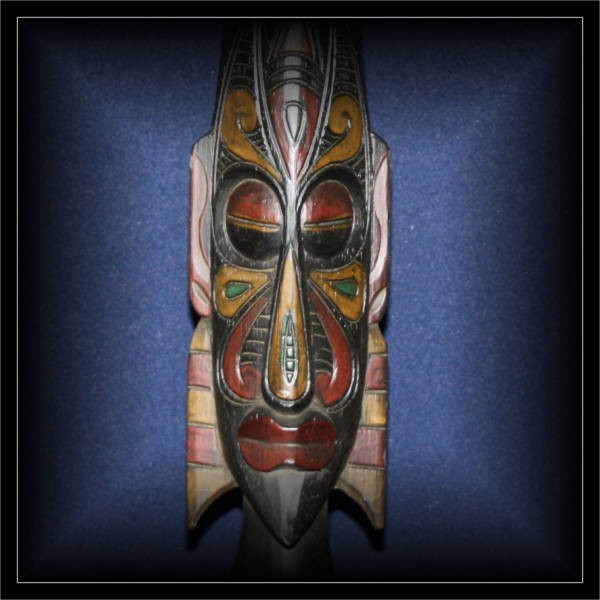 Maori Conehead Skulptur schwarz-bunt 50cm (FIG01-002)